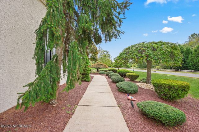 16 Stream Bank Drive, Freehold, NJ 07728