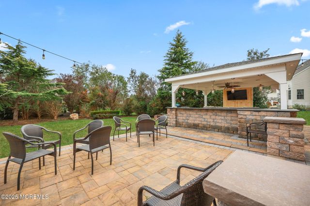 16 Stream Bank Drive, Freehold, NJ 07728