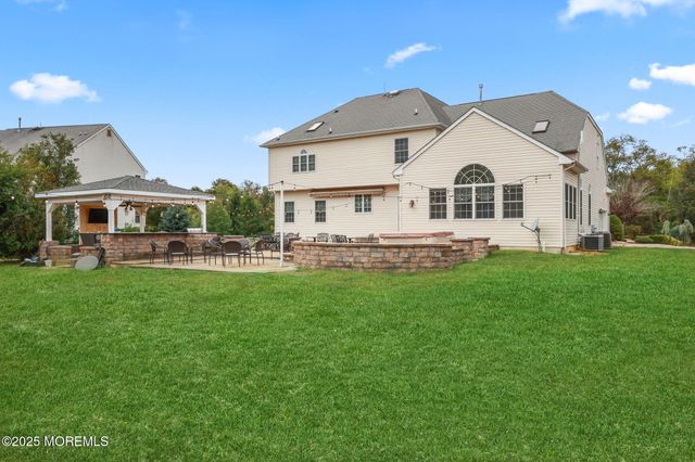 16 Stream Bank Drive, Freehold, NJ 07728