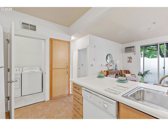 400 Ne 100TH Ave 107, Portland, OR 97220
