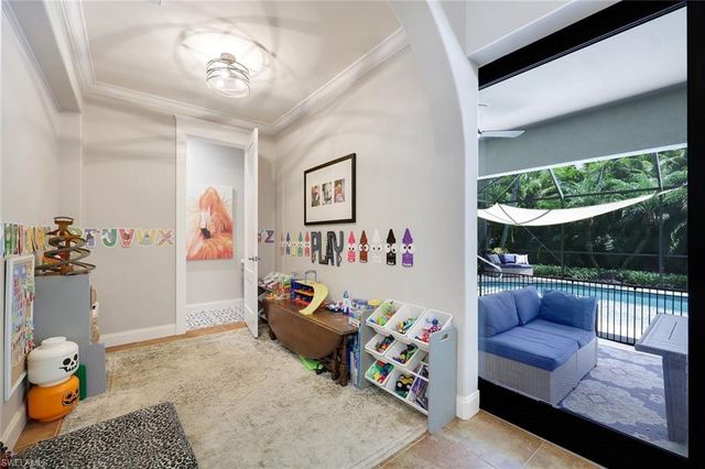 2039 Imperial CIR, Naples, FL 34110