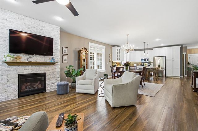 4523 Village Oaks Circle, Eau Claire, WI 54701