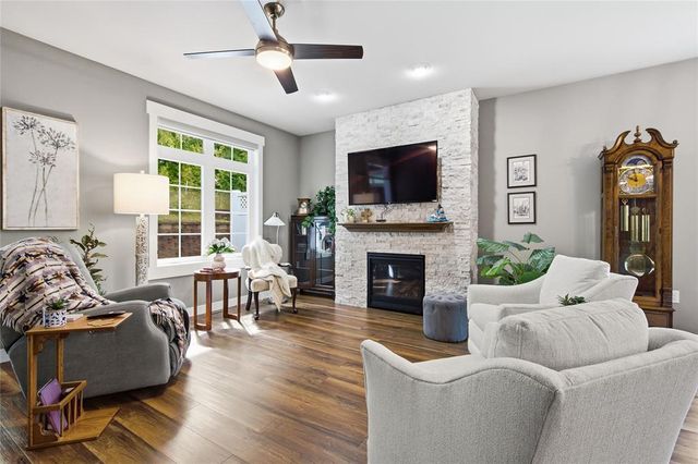 4523 Village Oaks Circle, Eau Claire, WI 54701