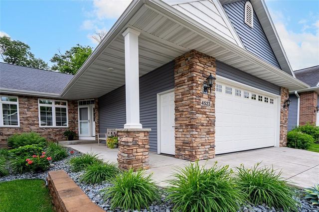 4523 Village Oaks Circle, Eau Claire, WI 54701