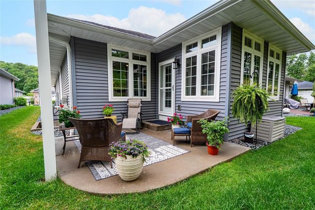 4523 Village Oaks Circle, Eau Claire, WI 54701