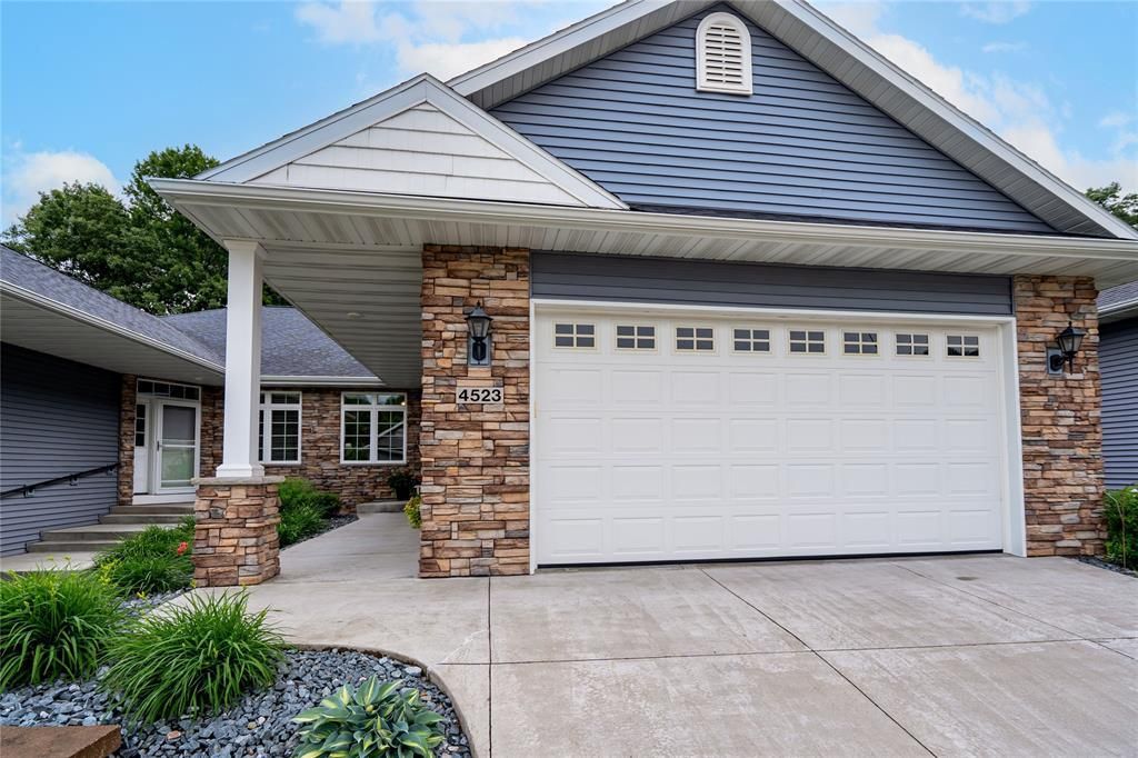 4523 Village Oaks Circle, Eau Claire, WI 54701