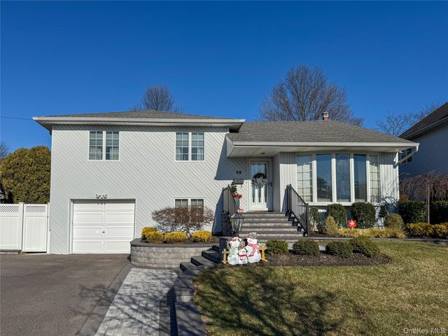 28 Garden Circle, Syosset, NY 11791