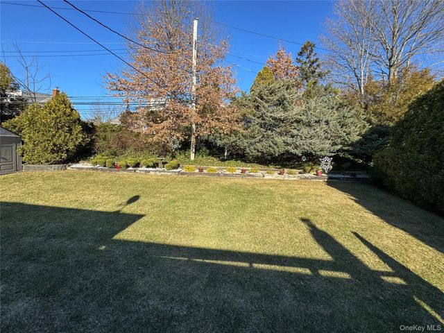 28 Garden Circle, Syosset, NY 11791