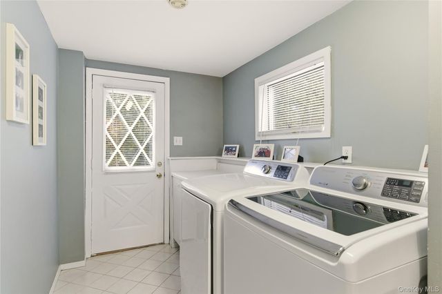 28 Garden Circle, Syosset, NY 11791