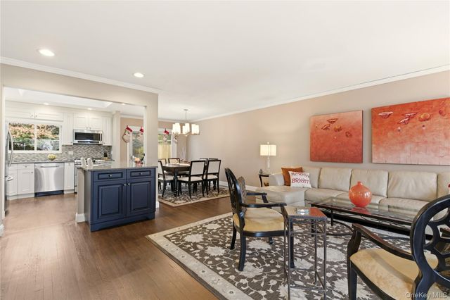 28 Garden Circle, Syosset, NY 11791