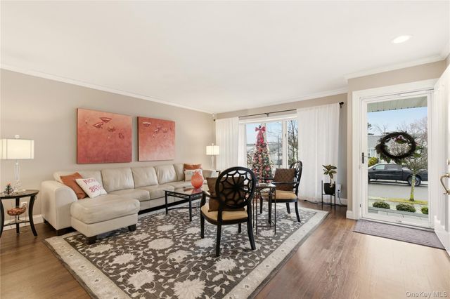 28 Garden Circle, Syosset, NY 11791