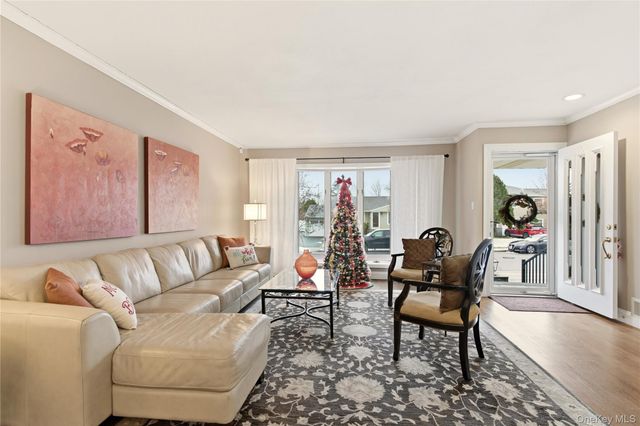 28 Garden Circle, Syosset, NY 11791