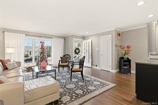 28 Garden Circle, Syosset, NY 11791