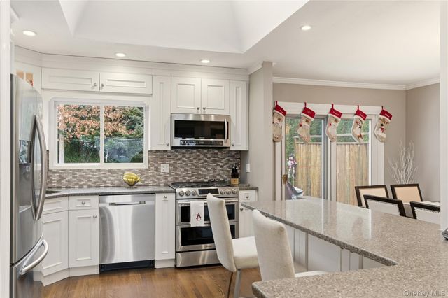 28 Garden Circle, Syosset, NY 11791