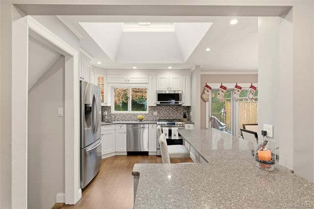 28 Garden Circle, Syosset, NY 11791