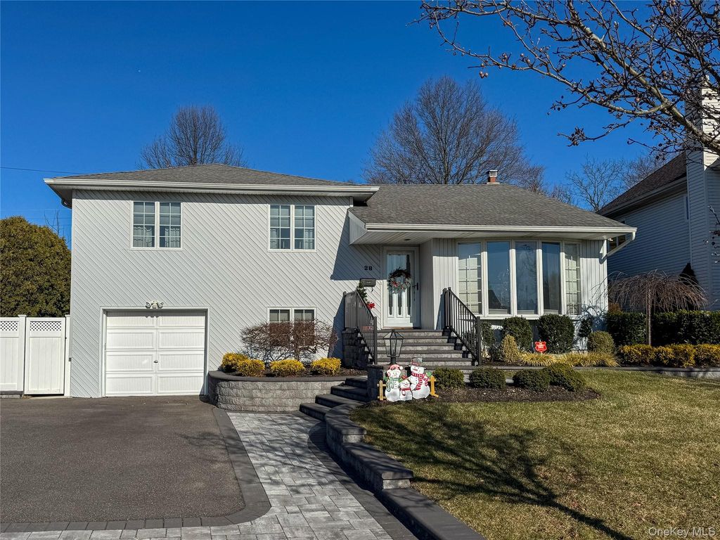 28 Garden Circle, Syosset, NY 11791