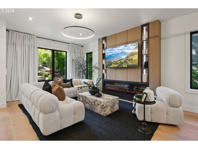 703 1st St, Lake Oswego, OR 97034