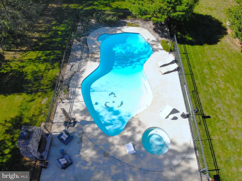 Image 2 of property listing at 809 OLD BETHLEHEM RD, Quakertown, PA 18951