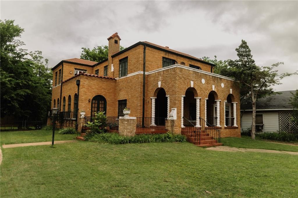 Image 1 of property listing at 1224 W Minnesota Avenue, Chickasha, OK 73018