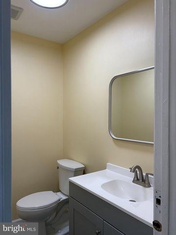 5 TUDOR CT, Ewing Twp, NJ 08628
