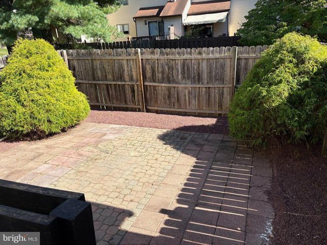 5 TUDOR CT, Ewing Twp, NJ 08628