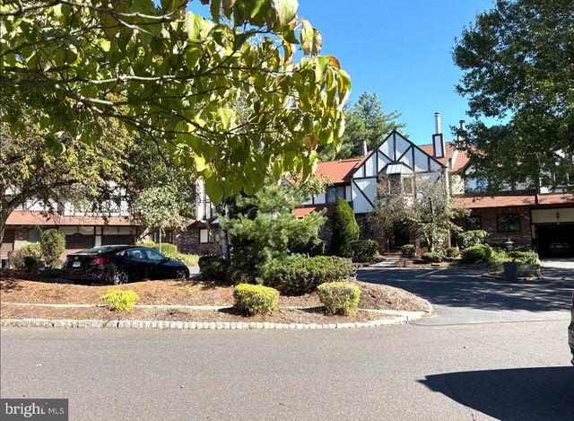 5 TUDOR CT, Ewing Twp, NJ 08628