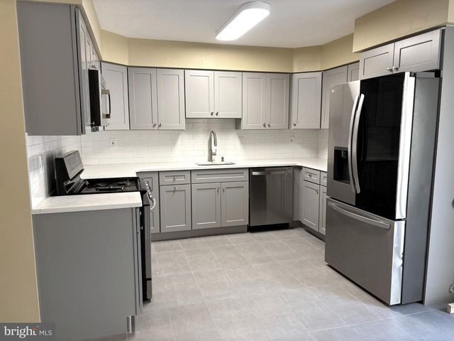 5 TUDOR CT, Ewing Twp, NJ 08628
