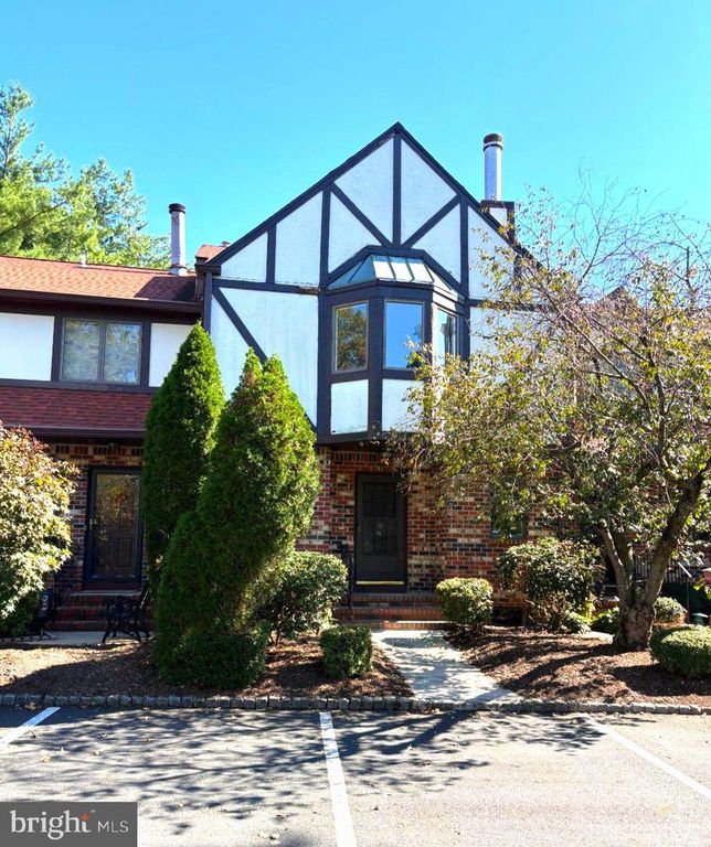5 TUDOR CT, Ewing Twp, NJ 08628