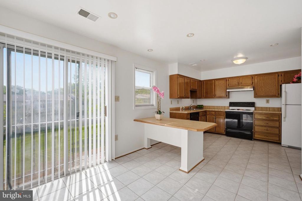 Image 10 of property listing at 14927 CHERRYWOOD DR #5F, Laurel, MD 20707