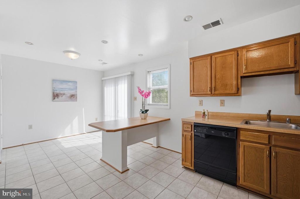 Image 9 of property listing at 14927 CHERRYWOOD DR #5F, Laurel, MD 20707