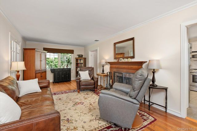 84 Earl Street, Westbury, NY 11590