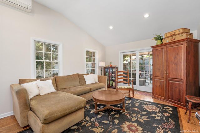 84 Earl Street, Westbury, NY 11590