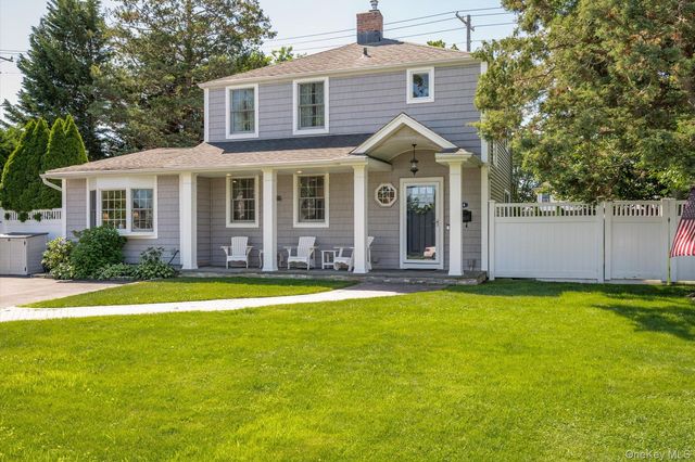 84 Earl Street, Westbury, NY 11590