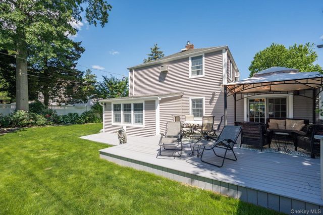 84 Earl Street, Westbury, NY 11590