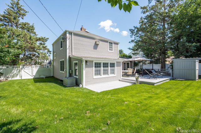84 Earl Street, Westbury, NY 11590