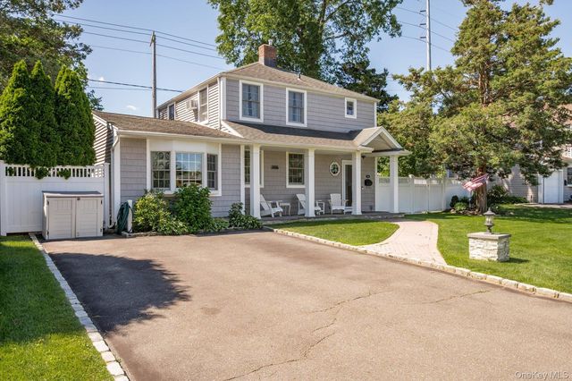 84 Earl Street, Westbury, NY 11590
