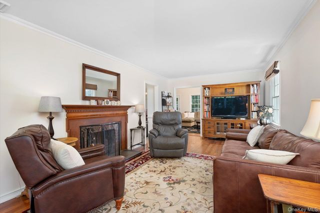 84 Earl Street, Westbury, NY 11590