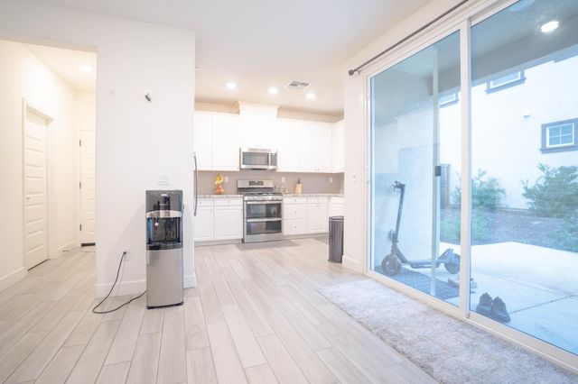 7929 Titan Dr, Antelope, CA 95843