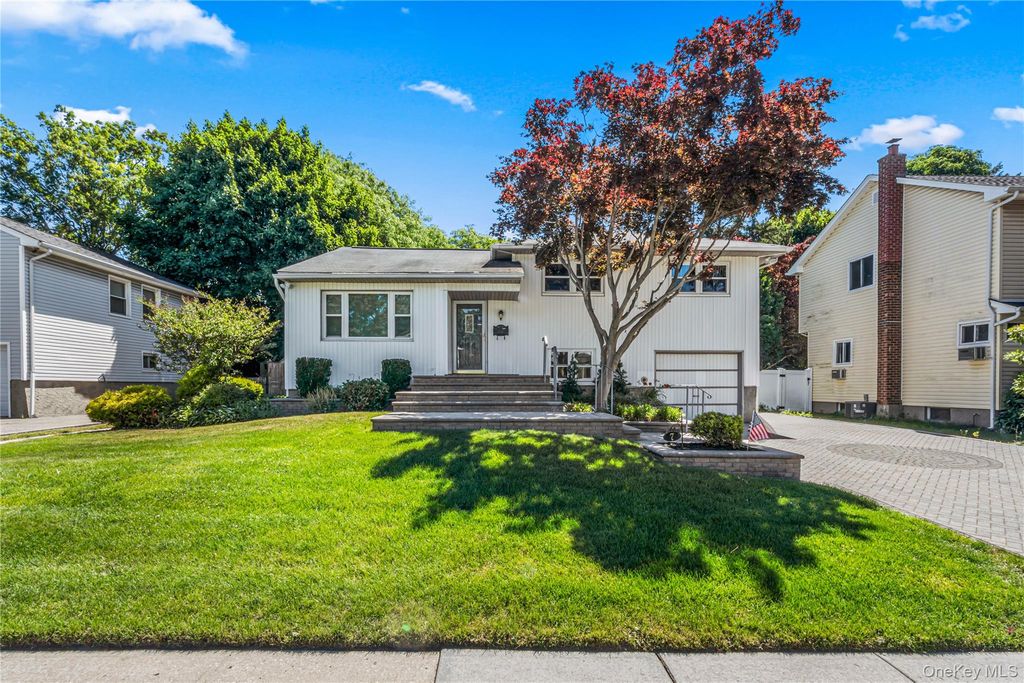 7 Margaret Drive, Plainview, NY 11803