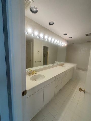 99 Florence St 60-3D, Newton, MA 02472