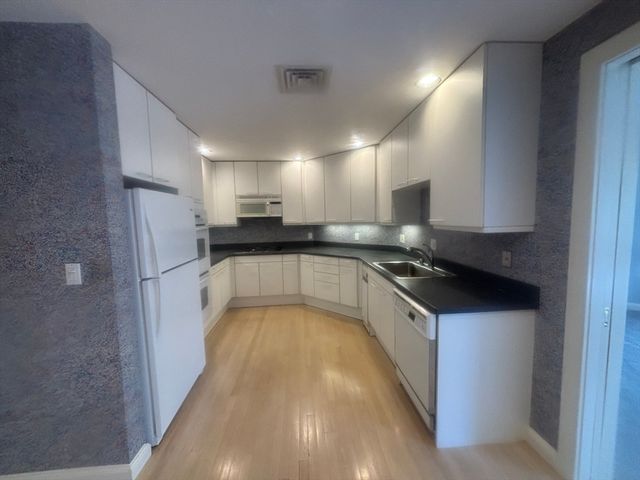 99 Florence St 60-3D, Newton, MA 02472