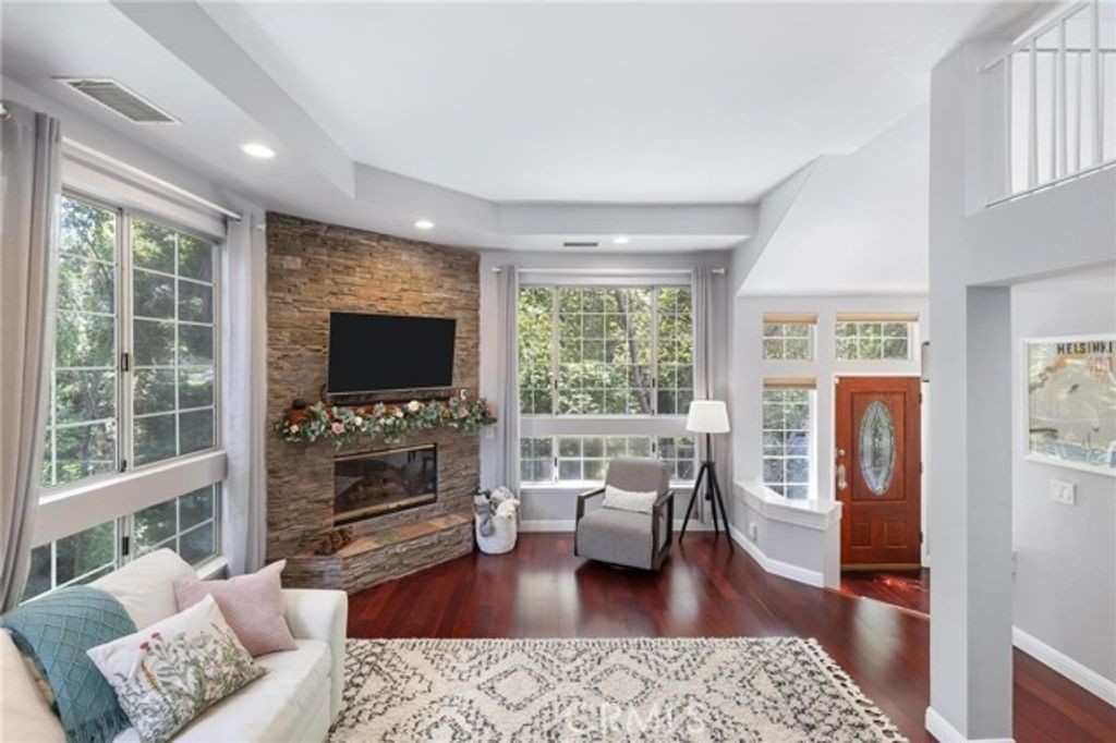 23163 Mulholland Drive Unit 6, Woodland Hills (los Angeles), CA 91364