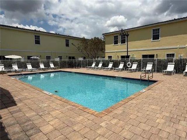 4044 NW 11th St -, Lauderhill, FL 33313