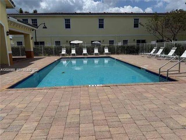 4044 NW 11th St -, Lauderhill, FL 33313