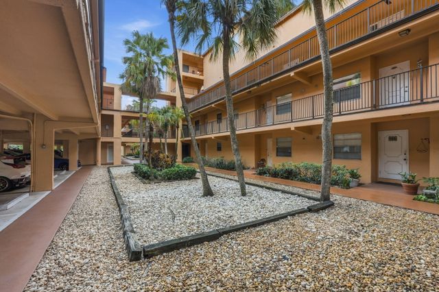 430 COMMODORE Drive 314, Plantation, FL 33325