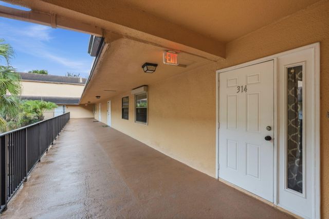 430 COMMODORE Drive 314, Plantation, FL 33325