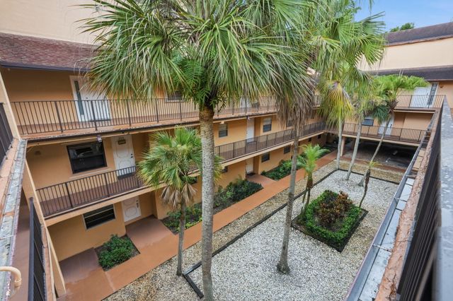 430 COMMODORE Drive 314, Plantation, FL 33325