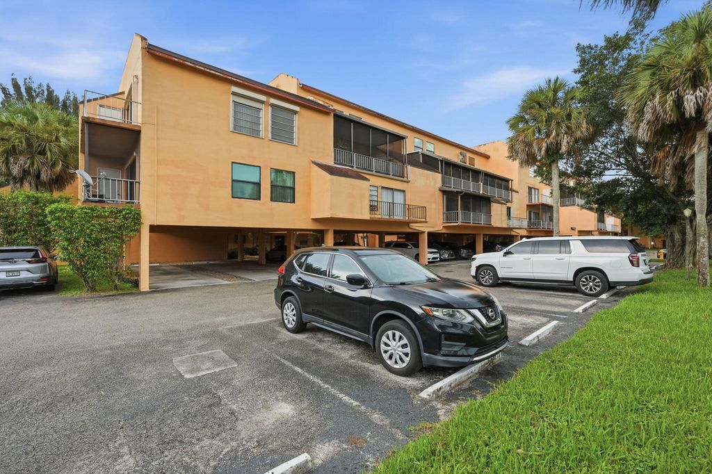 430 COMMODORE Drive 314, Plantation, FL 33325