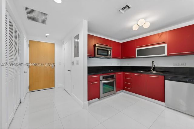 253 NE 2nd St 424, Miami, FL 33132