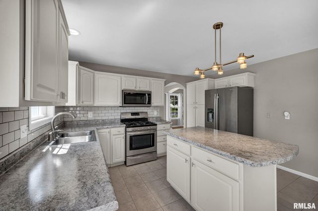 100 STONE CREEK Court, East Peoria, IL 61611